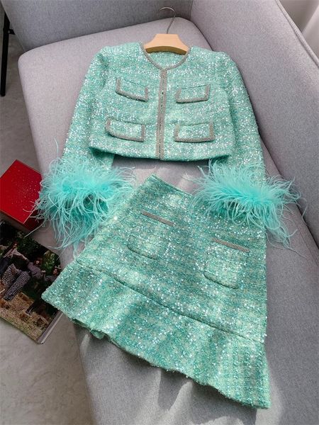 Conjunto de vestido de duas peças com lantejoulas de penas verdes primavera 2024, manga comprida, gola redonda, casaco de tweed + saia com bolsos com babados, conjunto de duas peças W3D284013