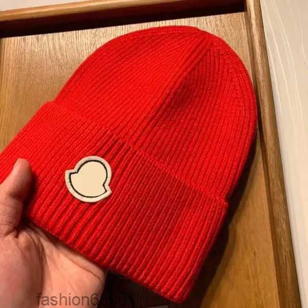 Designer Beanie Cappello lavorato a maglia caldo Berretti classici con teschio Cappelli invernali con palla di pelo traspiranti Disponibili in 8 colori Opzione multi colore 2TFKF