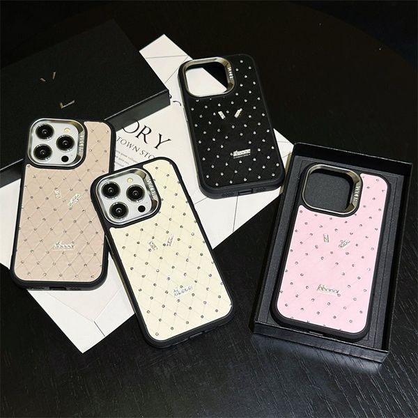 Custodia per telefono ProMax di design di lusso per iPhone 15 15Plus iP14 ProMax 13 12 11XR 8P Lettera metallica Set di diamanti Cover posteriore in pelle classica con custodia con finiture in diamante