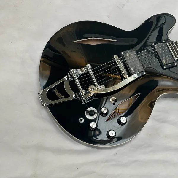 Siyah 335 Electric Guitar 6s Yarı İçi Boş Gövde HH Pikaplar Tremolo Ücretsiz Gemi