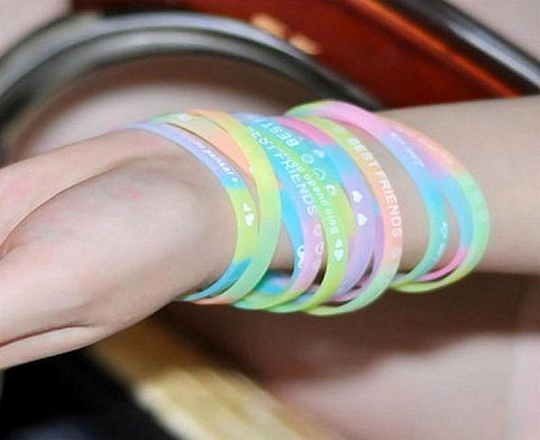 Interi braccialetti in silicone da 100 pezzi Brillante luminoso che si illumina al buio moda women039s braccialetto da polso per feste femminili lotti bulk4093239