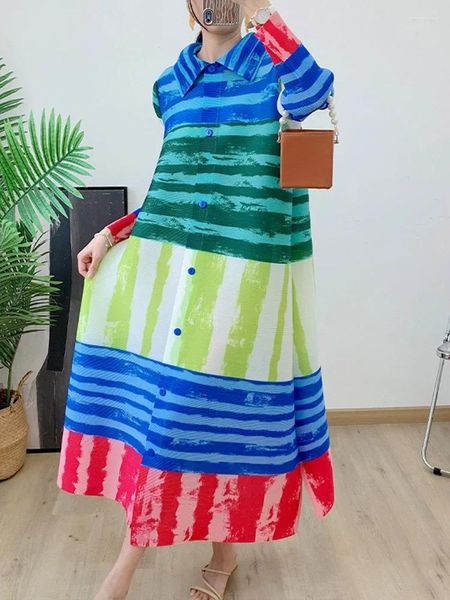 Abiti casual Miyake Abito plissettato a blocchi di colore Donna Risvolto monopetto Maniche lunghe Stampa a righe Maxi Tendenza femminile