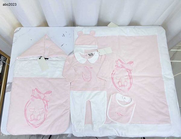 Classics Kinder-Overalls, Designer-Baby-Fünfteiliges Set, Größe 0–18 M, Neugeborenen-Body, Mütze, Lätzchen, Decke und Umarmen Sie eine Steppdecke, 10. Dezember