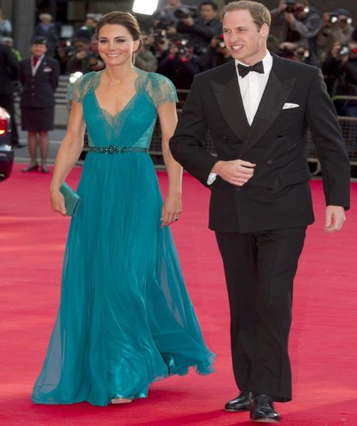 Kate Middleton in Jenny Packham Chiffon-Abendkleider mit transparenter Spitze und Flügelärmeln. Abendkleider. Formale Promi-Roter Teppich. Dres2797397