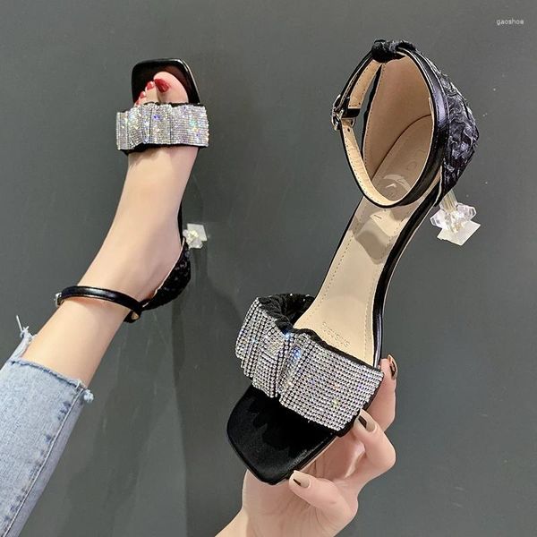 Sandálias strass plissado mulheres modernas verão fino salto alto sapatos de cristal bombas fivela cinto capa sandalias mujer 2023