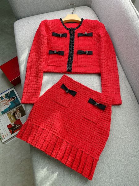 2024 Primavera Rosso Contrasto Colore Abito a due pezzi Set Manica lunga Girocollo Cappotto con pannelli in maglia + Tasche a pieghe Gonna corta Set Abiti a due pezzi W3D284028