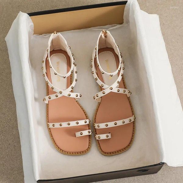 Sandalen 2023 Sommer Damen Oberbekleidung Damen Casual Flats Mode Niet Design Böhmischer Stil Schuhe Karriere und Walking Wear