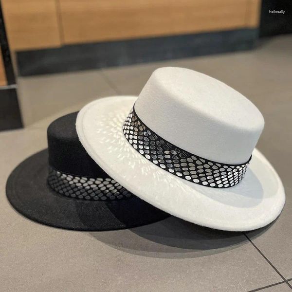 Berretti Cappello di lana da socialite francese Cappello femminile stile coreano in bianco e nero Berretto piatto britannico Coppia retrò Fedora Tide