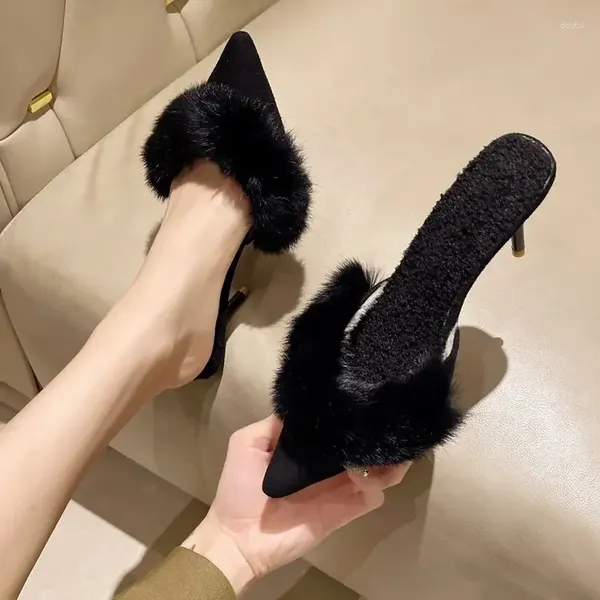 Sapatos de vestido Open-toed Mules Faux Fur Slip-on Fluffy Fashion com saltos de gatinho pontiagudos em um estilo de simplicidade elegante cor sólida 2023