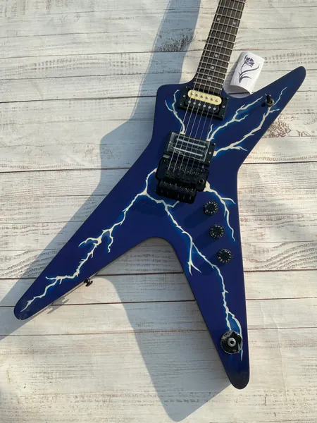Unregelmäßige E-Gitarre, schwarzer Double-Shake, importiertes Holz und Farbe, grünes Tigermuster, helle Lichter, blau, schnelle Lieferung
