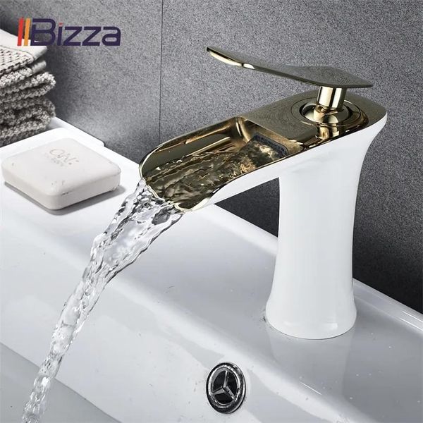 Rubinetti Rubinetto per lavabo Rubinetti per bagno a cascata neri Rubinetto per lavabo acqua calda e fredda Rubinetto per WC in ottone cromato Rubinetti per acqua Gru Oro 1401 T