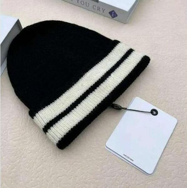 Дизайнерская шерстяная вязаная шапка Высокое качество изготовления Теплая вязаная шапка NFC идентифицируемый веб-сайт Одежда для дома и улицы Классический тренд 8889