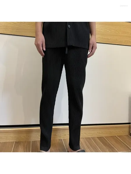 Pantaloni da uomo Miyake pieghettati a nove punti versione restringente i piedi di elastico dritto per tutta la vita casual segnato.