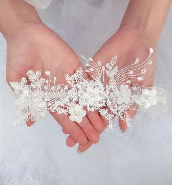 Giarrettiera di seta da sposa transfrontaliera tra Europa e Stati Uniti, elegante giarrettiera con fiori bianchi perlati7912360