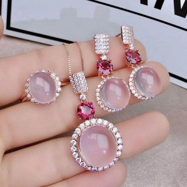 Set set di gioielli pregiati con pietre preziose di quarzo rosa naturale, collana di argento puro, orecchini e anelli, gioielli da sposa per le donne