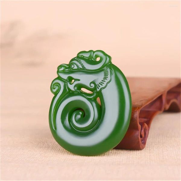 Colares Pingente Retro Jade Verde Esculpido Chinês Antigo Dragão Sorte Charme Amuletos Colar Vintage Party Stone Jóias Acessórios