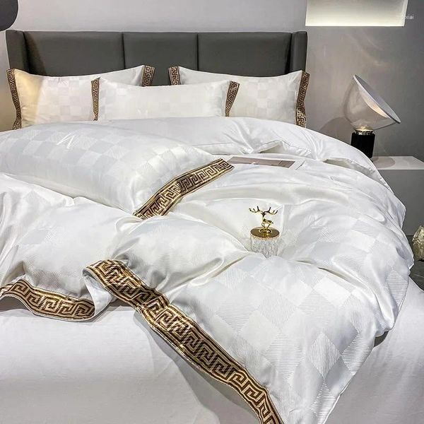 Set di biancheria da letto 4 pezzi Set copripiumino in cotone rasato di lusso bianco grigio setoso ricamo in oro trapunta lenzuolo 2 federe