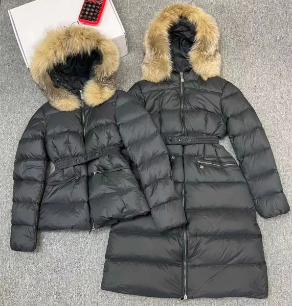 Piumini invernali con cappuccio da donna di alta qualità 10A Parka di design con finiture in pelliccia di volpe Cappotto caldo con applicazioni antivento