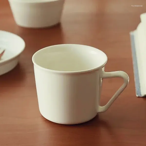 Кружки Белая керамическая чашка чая Простая кофейная кружка в скандинавском стиле для мужчин и женщин Офисная посуда для питья воды