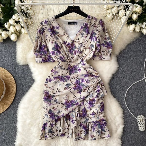 Vestido floral sexy e puro com decote em V e manga bufante com cintura plissada e saia curta rabo de peixe com borda franzida