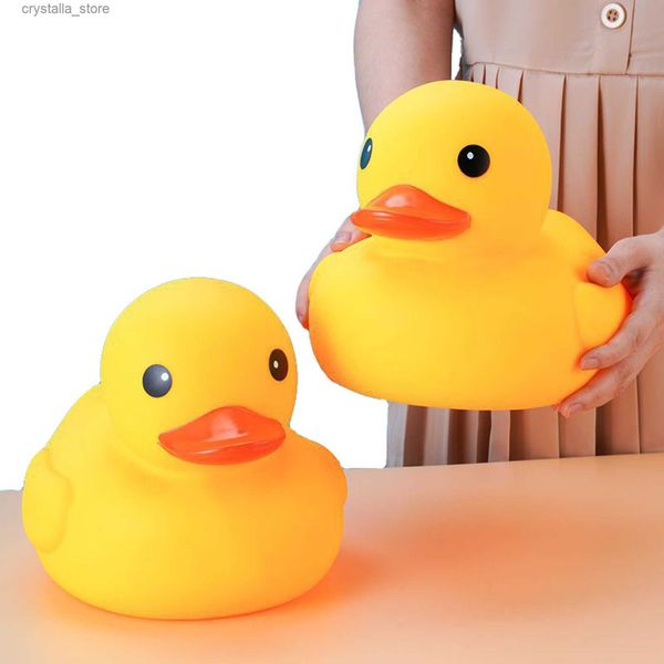 Giocattoli per bambini Squeeze Sound Squeaky Pool Water Floating Bambini Giocattoli d'acqua Ducky Baby Bath Toy per bambini Papera di gomma gialla L230518