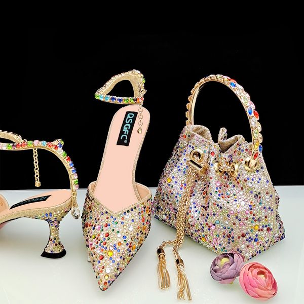 Sandálias O Diamante Colorido Sapatos Pontudos Bolsa Tornozeleira Macia Design Salto Médio Feminino e Adequado para Festa de Casamento 230630