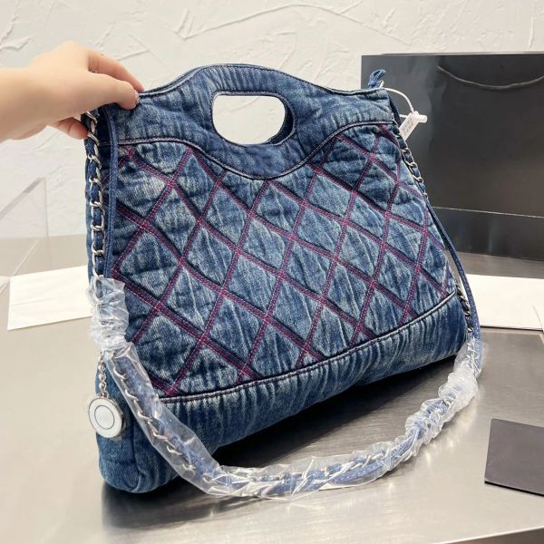 Bayan Denim Alışveriş Çantası Mavi Ve Siyah İşlemeli Sıkıntılı Tasarımcı Çanta Kapitone Ekose Gümüş Metal Zincir Büyük Kapasiteli Tote Çantalar Lüks Çantalar 37x31CM