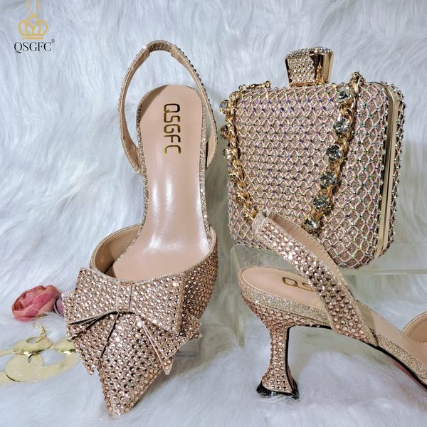 Sandália QSGFC Cristal Decoração Estilo Vinho Copo Salto Sapatos Amigos Festa Moda Nigeriana Pêssego Senhoras E Bolsa Para 230630