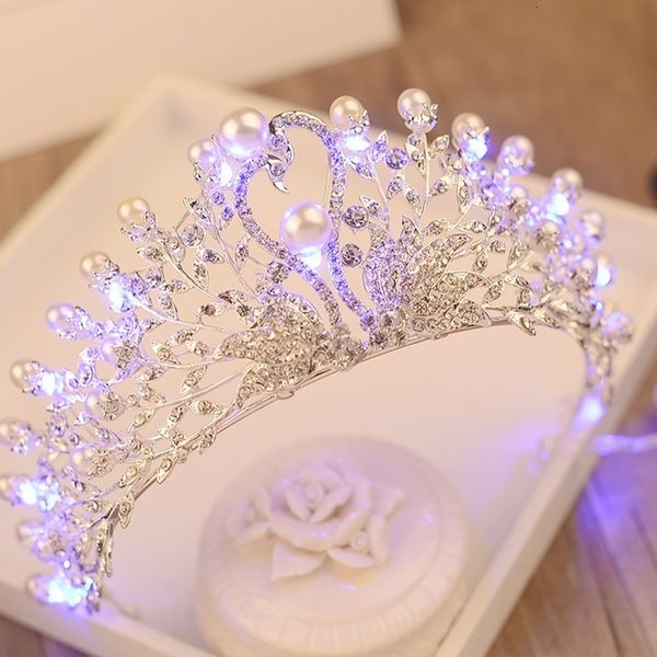 Свадебные украшения для волос Vintage Crystal Pearl Swan Crown Bride Luminous Crown Wedding Jewelry Crystal Diadem with LED Light Girls Birthday Party Tiara 230630