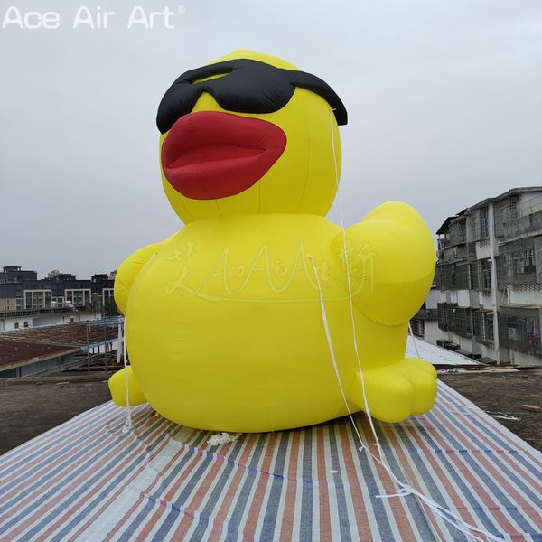 Desenho de pato amarelo inflável de porta em porta usando óculos de sol Iluminação LED Modelo animal para festa de boate ou presente de aniversário/decoração