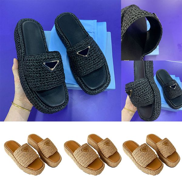 23SS Designer Plajı Rafya Flatform Sandalet Sandalet Kadın Ayakkabı Moda Rafya Düz Form Dokuma Açık Sıcak Sandalet Emaye Metal Üçgen Marka Logo Popüler Cazibe Sandal