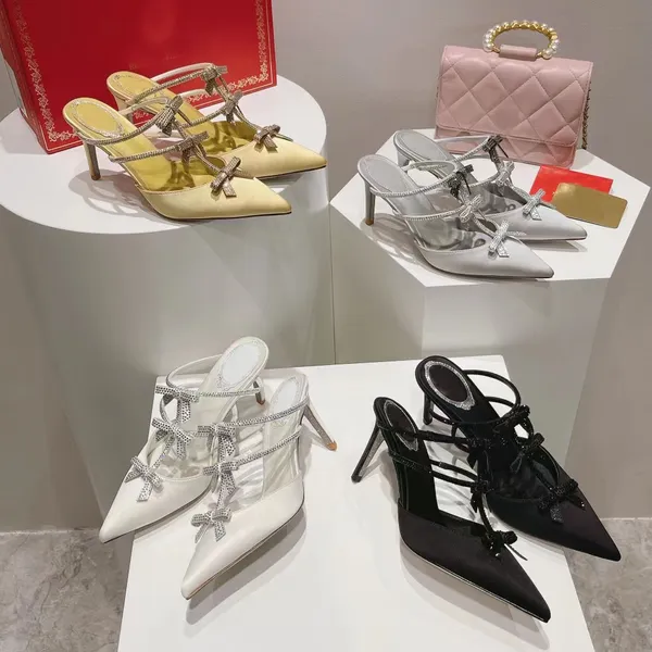 Rene Caovilla Sandálias de Salto Alto Feminino Bico Pontudo Cetim Fita Fina Laço de Strass 7.5CM salto agulha Sapatos formais Moda Costas Vazio Festa Casamento Sapatos Designer