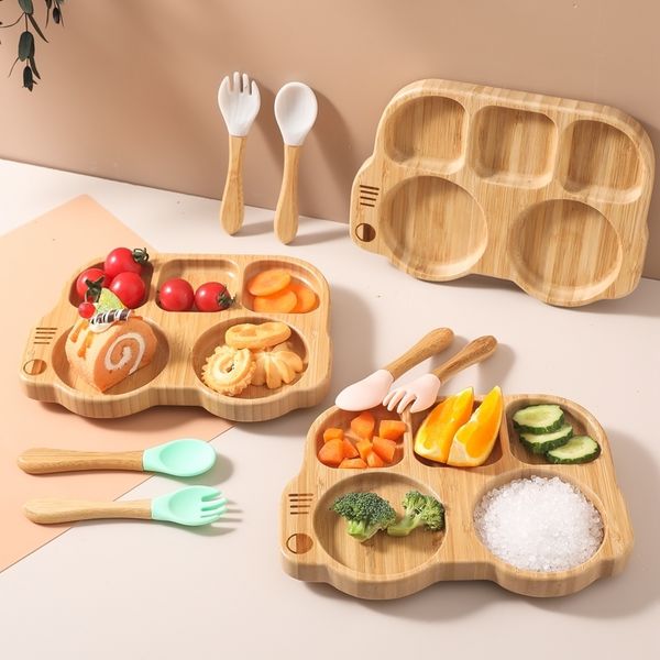 Tazze Piatti Utensili Ciotola per l'alimentazione del bambino Piatto piano in legno di bambù a forma di auto con ventosa in silicone Cucchiaio Forchetta Stoviglie per bambini 230703