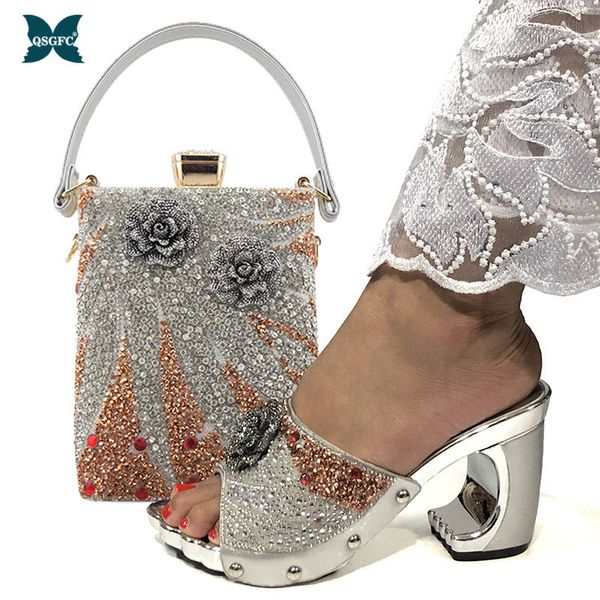 Sandali QSGFC Scarpe eleganti italiane color argento per donna Borsa per feste e matrimoni Cristal Design per piastrelle da trapano di alta qualità 230630