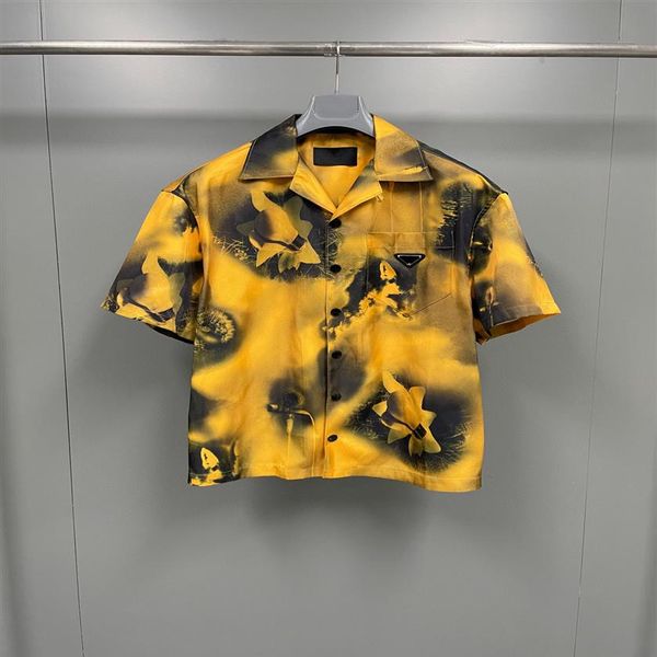 Camiseta masculina amarela vibrante de verão 2023 un-Kissed para um visual enérgico euro tamanho s a xl313y