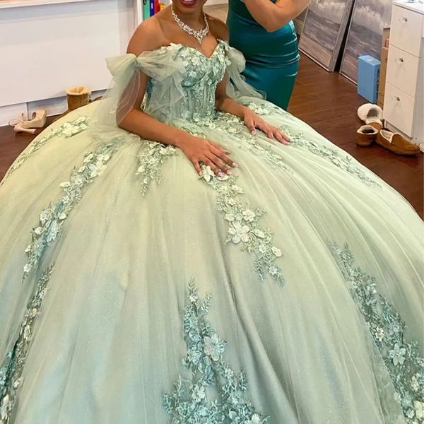 Mintgrünes, glänzendes Prinzessin-Ballkleid-Quinceanera-Kleid für Sweet-15-Mädchen, schulterfrei, Applikationen, Perlen, 3D-Blumen-Tüll, Sweep-Zug