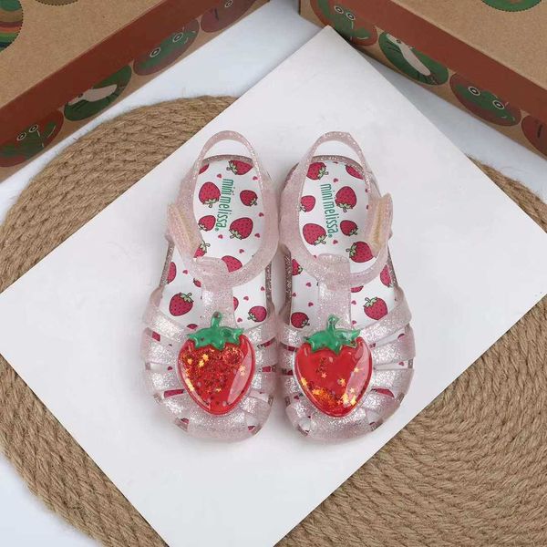 Tênis Verão Novo Melissa Baby Kids Jelly Shoes Infantil Sandália Oca Meninas Fruta Morango Sola Macia PVC Sandália de Praia HMI092HKD230701