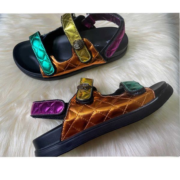 Mulheres Moda Kurt Geiger Sandálias Plataforma Chinelos Costura Luxo Arco-íris Verão Flat Beach Sandal Designer Slides Sapatos Baixos Eagle Head Diamond Hook Loop