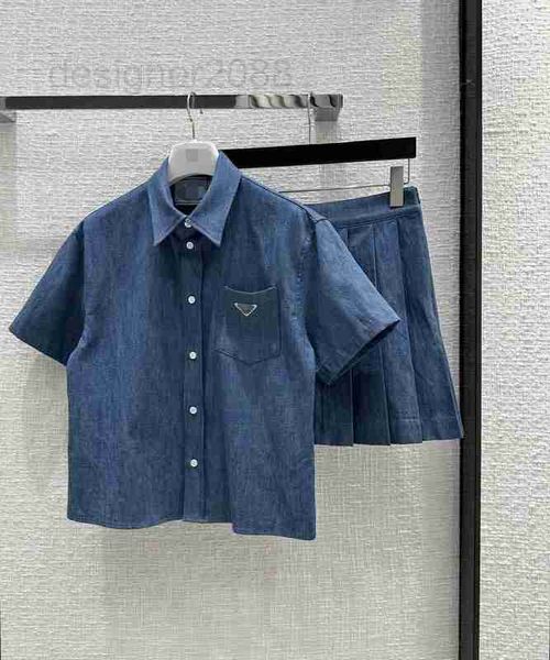 Abito a due pezzi designer Fashion, Leisure, Age Reducing Academy Set di jeans leggeri e sottili per ragazze Temperament Pocket Camicia a maniche corte + mezza gonna a pieghe PO11