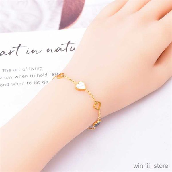 Pulseras con dijes de acero inoxidable Nueva moda Joyería de lujo Incrustar conchas marinas naturales Amor Corazón Pulseras de cadena con dijes Brazalete para mujeres R230704