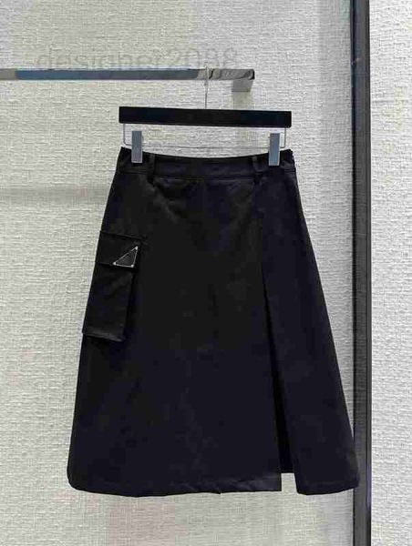 Etekler tasarımcı iş giysisi tarzı siyah uzun etek, yakışıklı kız stili, şık üç boyutlu kesim, bölünmüş ve pilili, ince bir adım etek trendini gösteren QA3V