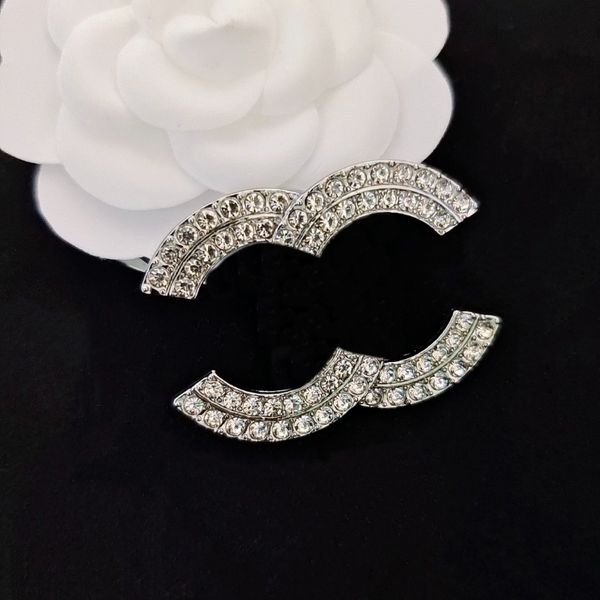 Charme Elegância Cópia Incrustação Broche de Diamante de Cristal Marca de Designer de Luxo Letras Duplas Terno Pin de Gola Broches Geométricos Flores Broche para Casamento Masculino Feminino