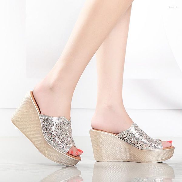 Sapatos sociais Qiannml qualidade chinelos femininos plataforma verão 2023 strass senhoras salto de cunha slides mulheres sandálias prateadas