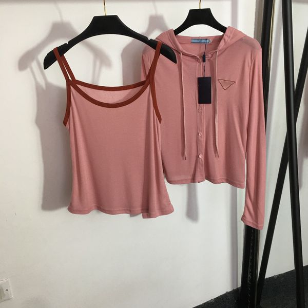 23SS Designer da donna Set da due pezzi Camicie Tee con lettere Triangolo Ricamo Ragazze Crop Tops Runway Brand T Shirt Giacca Viscosa Elasticità Camicetta Capispalla Top Suit