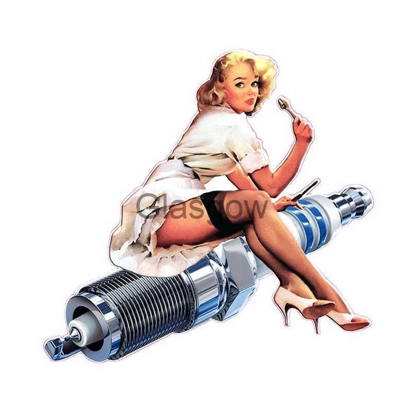 Adesivi per auto Classic Spark Plug Pin Up Girl Cartoon Decal Autoadesivo Hot Rod Car Sticker Auto Motorcycle Biker Decorazione 13cm x 125cm x0705