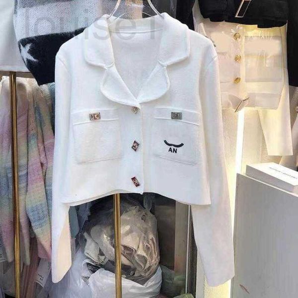 Kadın Sweaters Tasarımcı Sonbahar Tasarımcısı Kadın Kazak hırka düğmesi Black Beyaz Üst düzey çiçek yaka yaka takım elbise kısa stil ceket ytk0