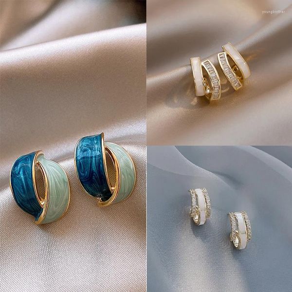 Orecchini a bottone SUGU 2023 Fashion Elegant Beautiful Shell con micro set di strass per gioielli da pendolarismo da donna in ufficio