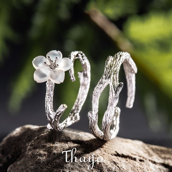 Con pietre laterali Thaya White Cherry Blossom Anelli in argento s925 Natural Pearl Shell Flower per donna Elegante gioielli da donna per coppia 230704