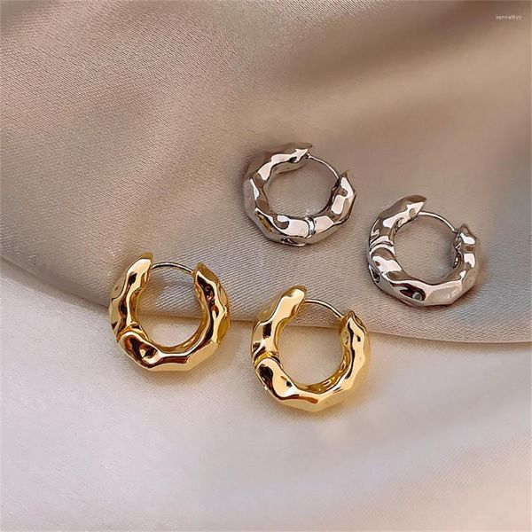 Brincos projetados com textura enrugada argola personalidade feminina metálico para mulheres joias da moda banhado a ouro