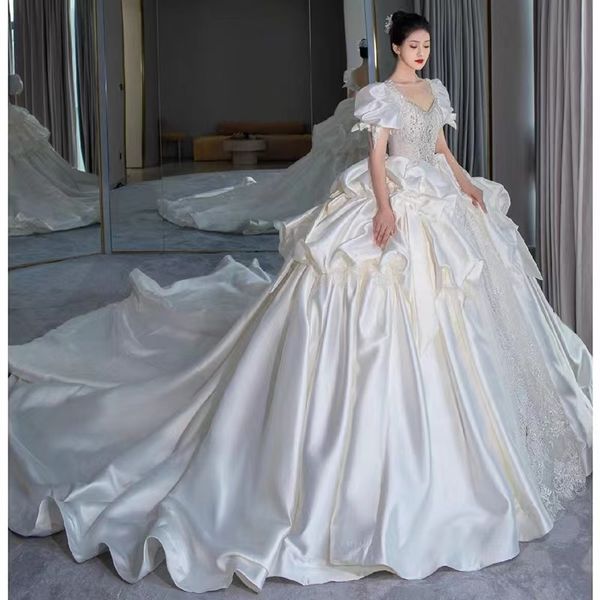 2023 Abito da sposa in rilievo principessa di lusso in raso multistrato Collo quadrato senza schienale Una linea Abiti da sposa Sweep Train Abito da ballo su misura elegante abito da sposa turco